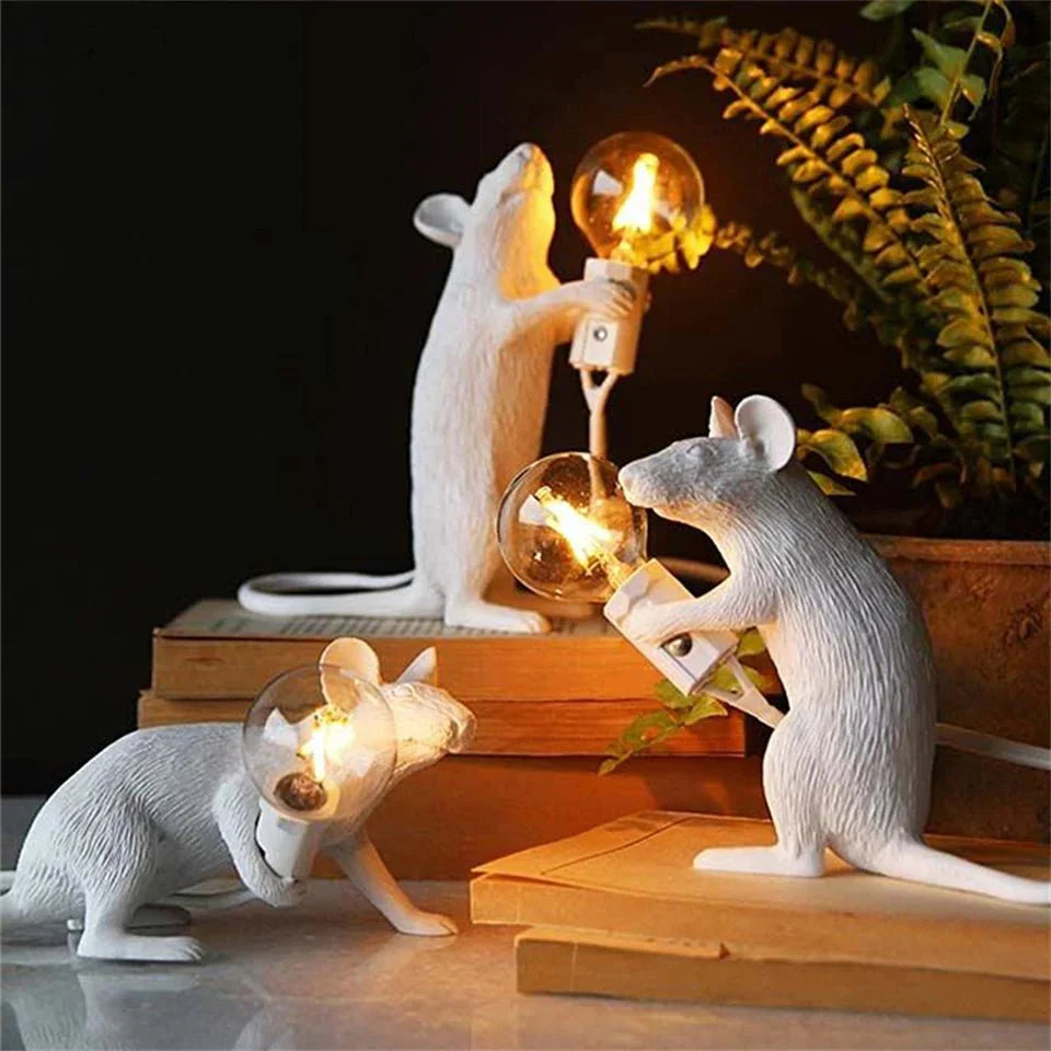 Design Maus Tischleuchte | Dekorative Tischlampe aus Harz mit Leuchtmittel – Gold oder Weiß
