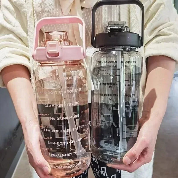 Trinkflasche 2 Liter mit Zeitmarkierungen und Strohhalm - BPA-freie Sportflasche für tägliche Flüssigkeitszufuhr und Sport | Sansoti