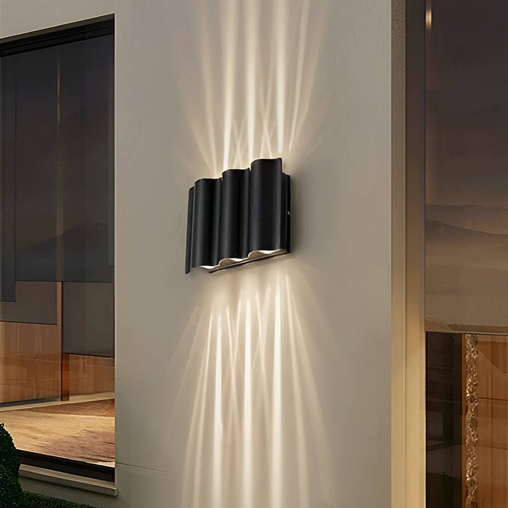 Moderne Wellenförmige Up Down Außenwandleuchte mit LED und IP54 Schutz | Restfield