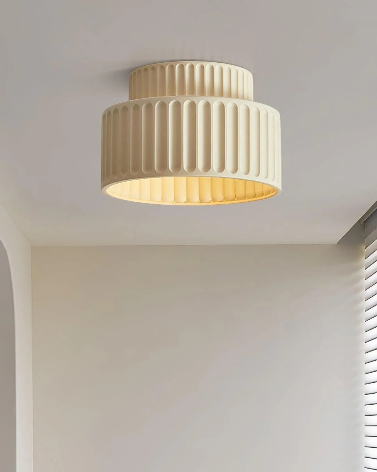 Geribde plafondlamp van hars met zachte sfeerverlichting | Sansoti