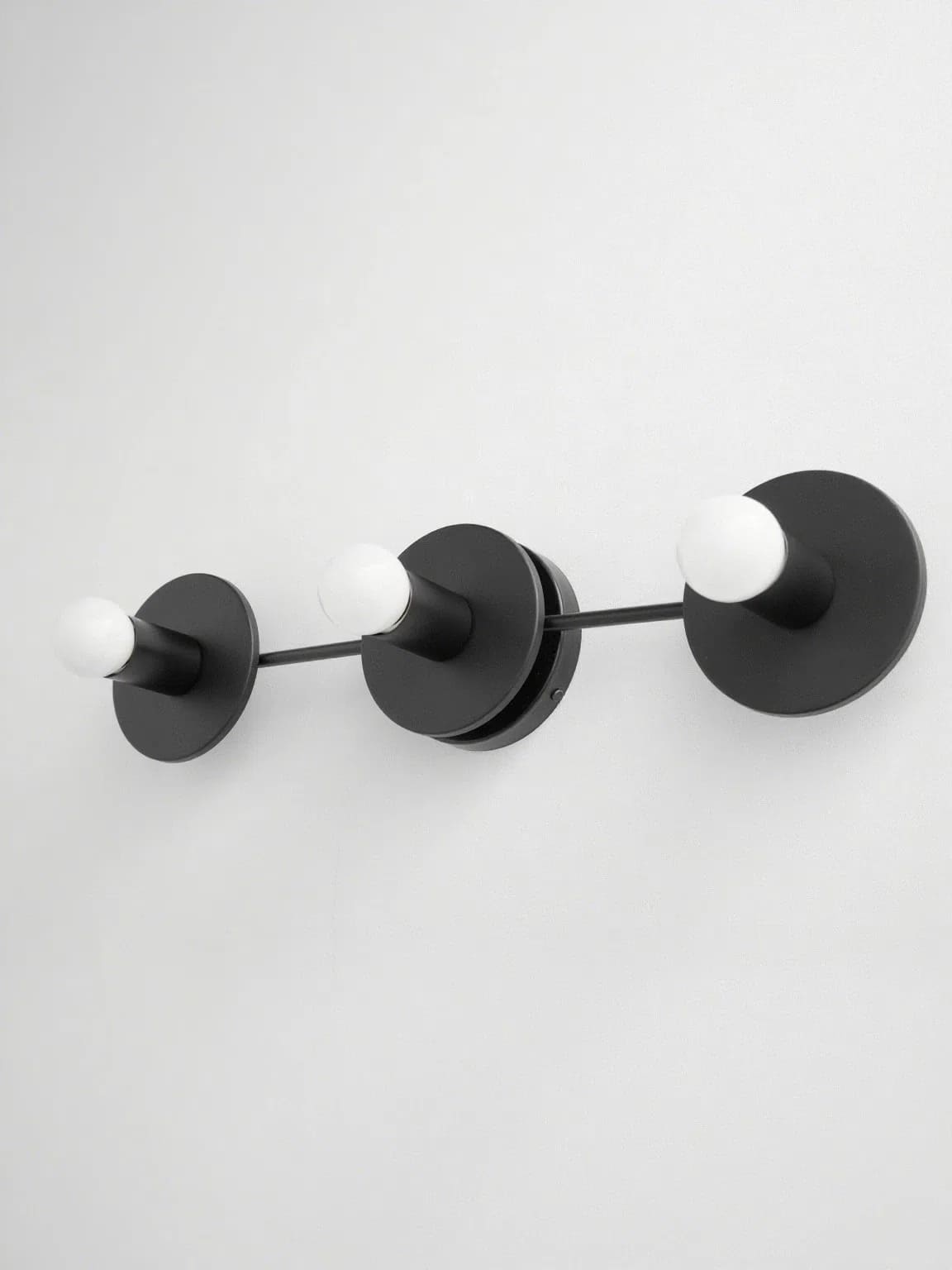 Minimalistische Badkamerlamp met Drie Lichtpunten - Verkrijgbaar in Meerdere Kleuren | Sansoti