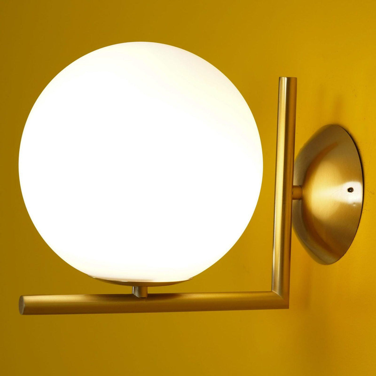 Applique en verre soufflé boule opaline, éclairage minimaliste noir et or, design scandinave, lumière d’ambiance | Sansoti
