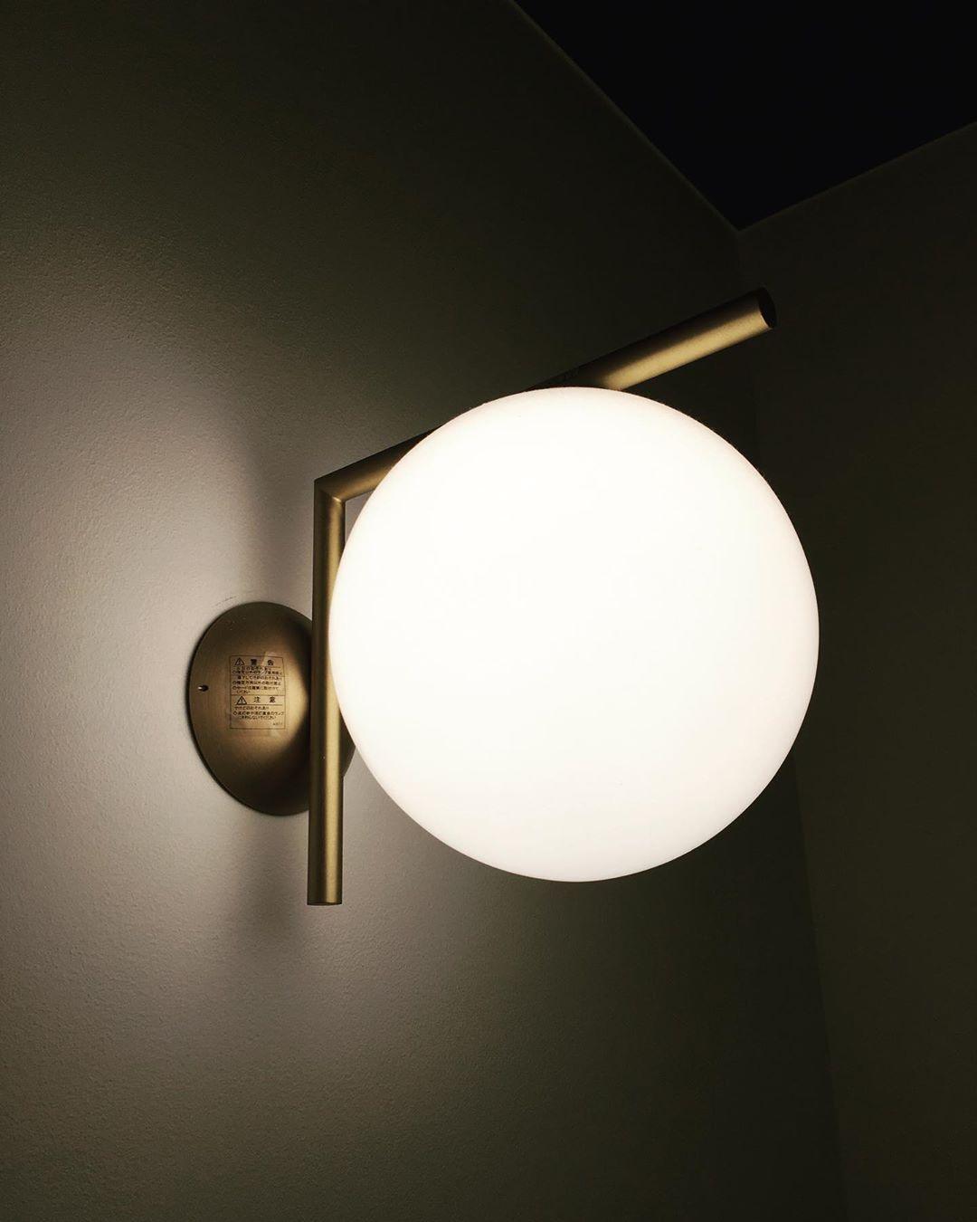 Applique en verre soufflé boule opaline, éclairage minimaliste noir et or, design scandinave, lumière d’ambiance | Sansoti
