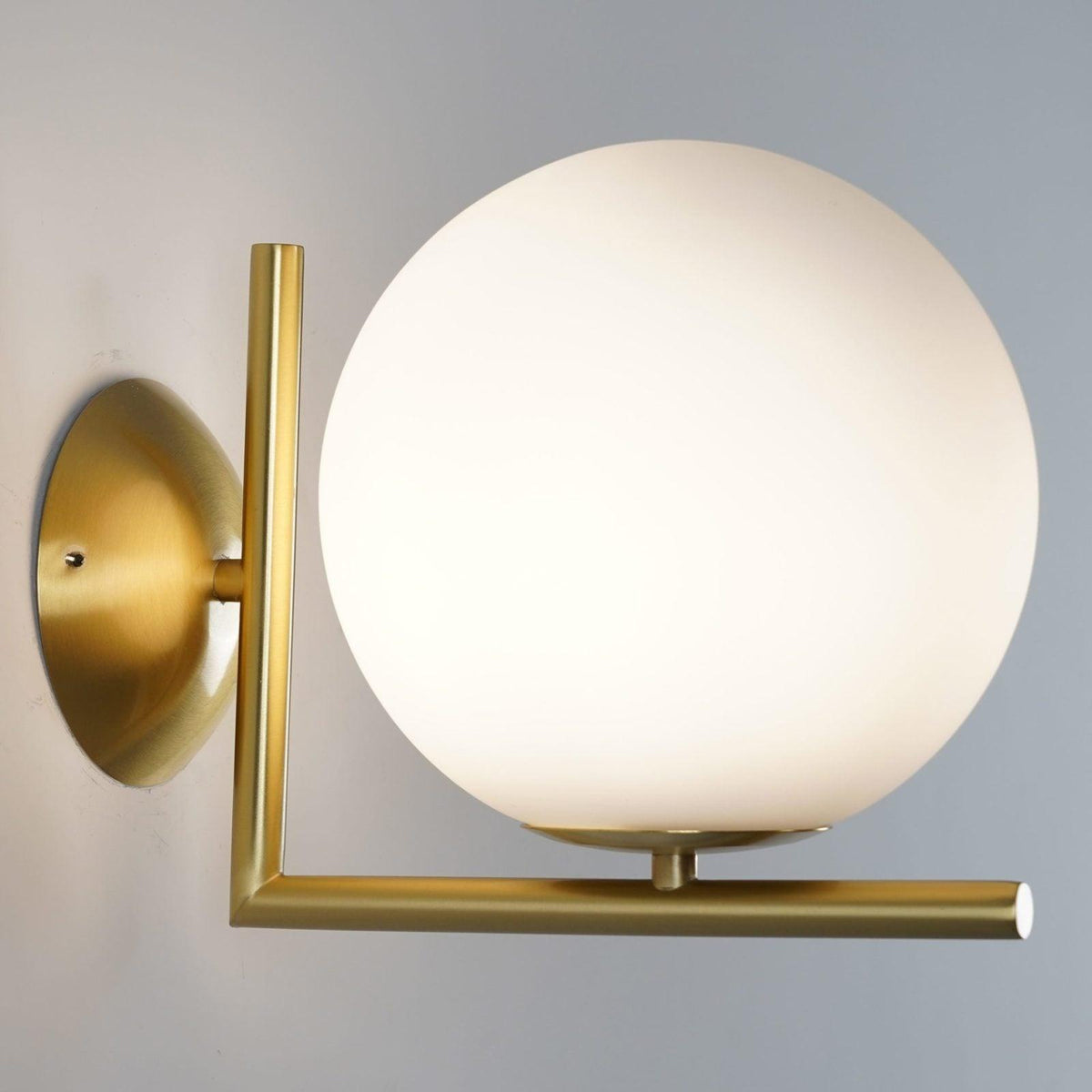 Applique en verre soufflé boule opaline, éclairage minimaliste noir et or, design scandinave, lumière d’ambiance | Sansoti