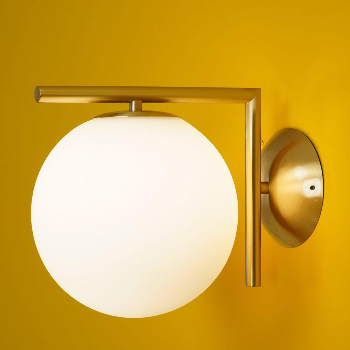 Applique en verre soufflé boule opaline, éclairage minimaliste noir et or, design scandinave, lumière d’ambiance | Sansoti