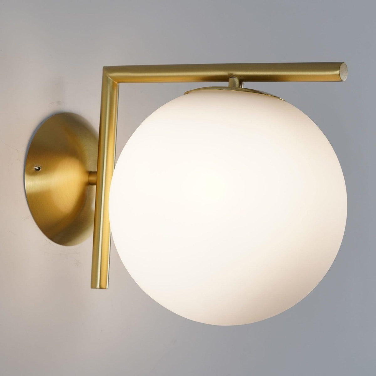 Applique en verre soufflé boule opaline, éclairage minimaliste noir et or, design scandinave, lumière d’ambiance | Sansoti