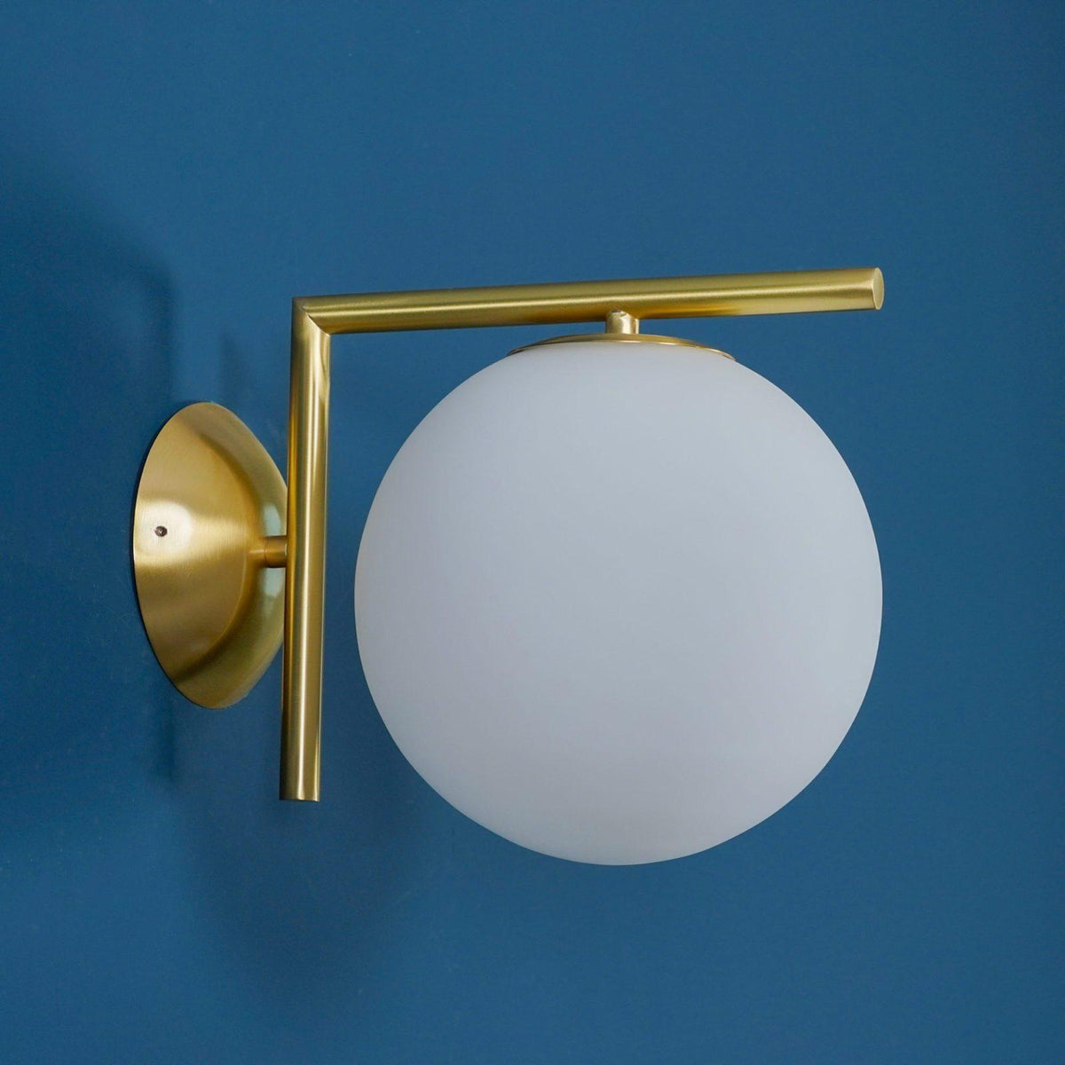 Applique en verre soufflé boule opaline, éclairage minimaliste noir et or, design scandinave, lumière d’ambiance | Sansoti