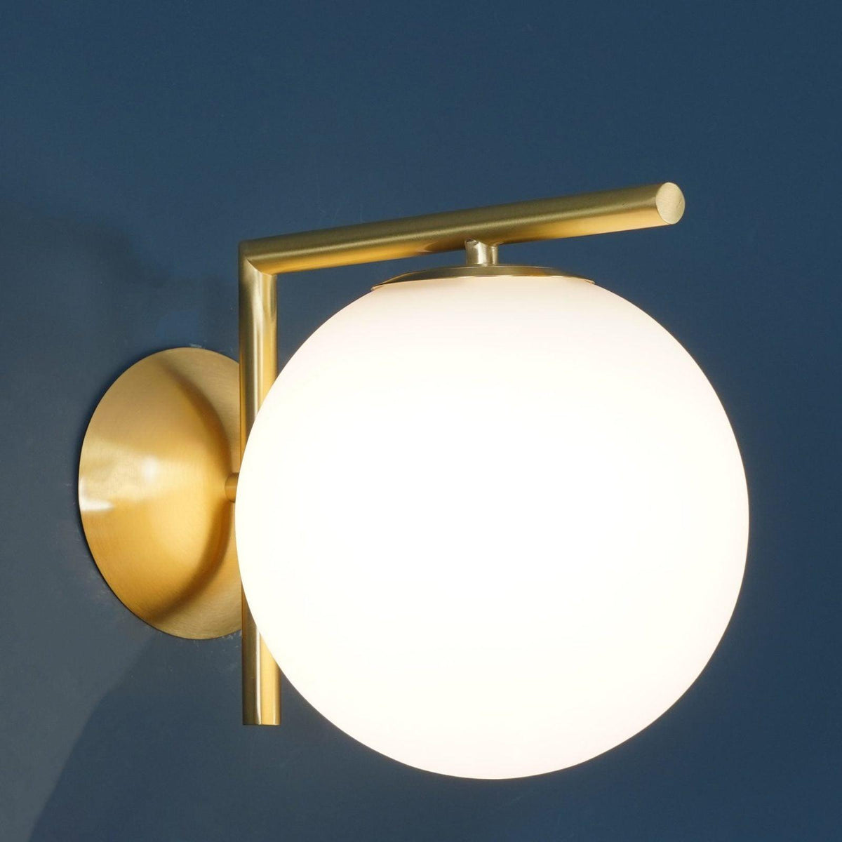 Applique en verre soufflé boule opaline, éclairage minimaliste noir et or, design scandinave, lumière d’ambiance | Sansoti