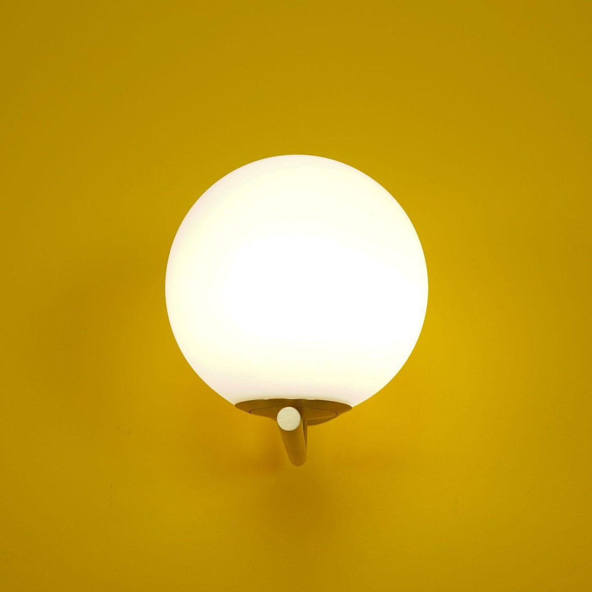 Applique en verre soufflé boule opaline, éclairage minimaliste noir et or, design scandinave, lumière d’ambiance | Sansoti