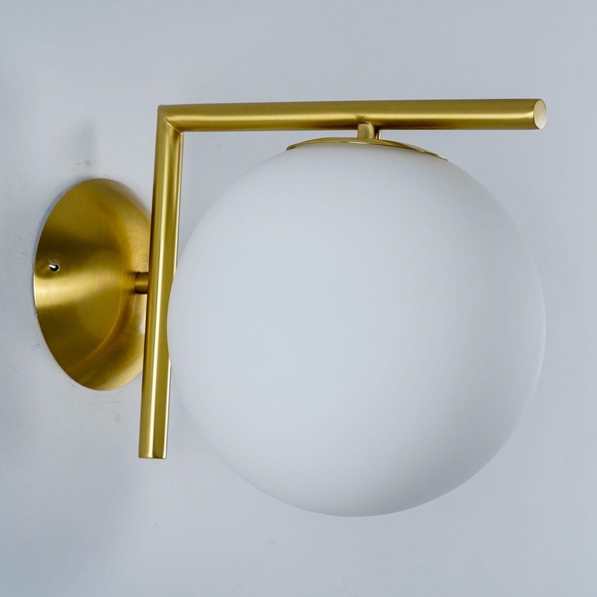 Applique en verre soufflé boule opaline, éclairage minimaliste noir et or, design scandinave, lumière d’ambiance | Sansoti