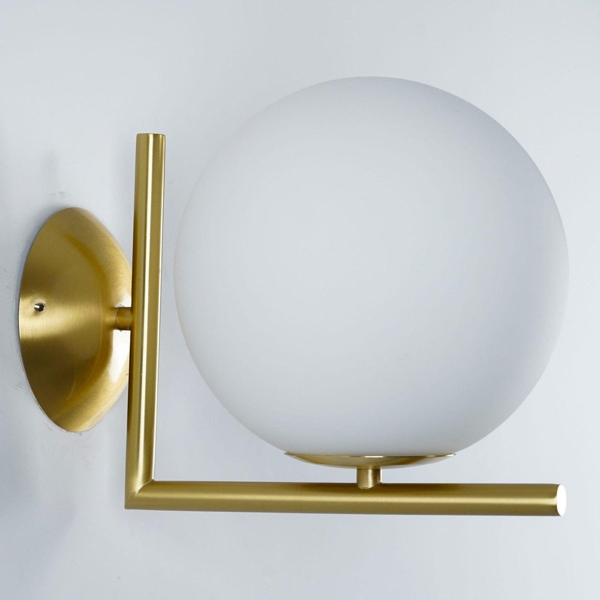 Applique en verre soufflé boule opaline, éclairage minimaliste noir et or, design scandinave, lumière d’ambiance | Sansoti