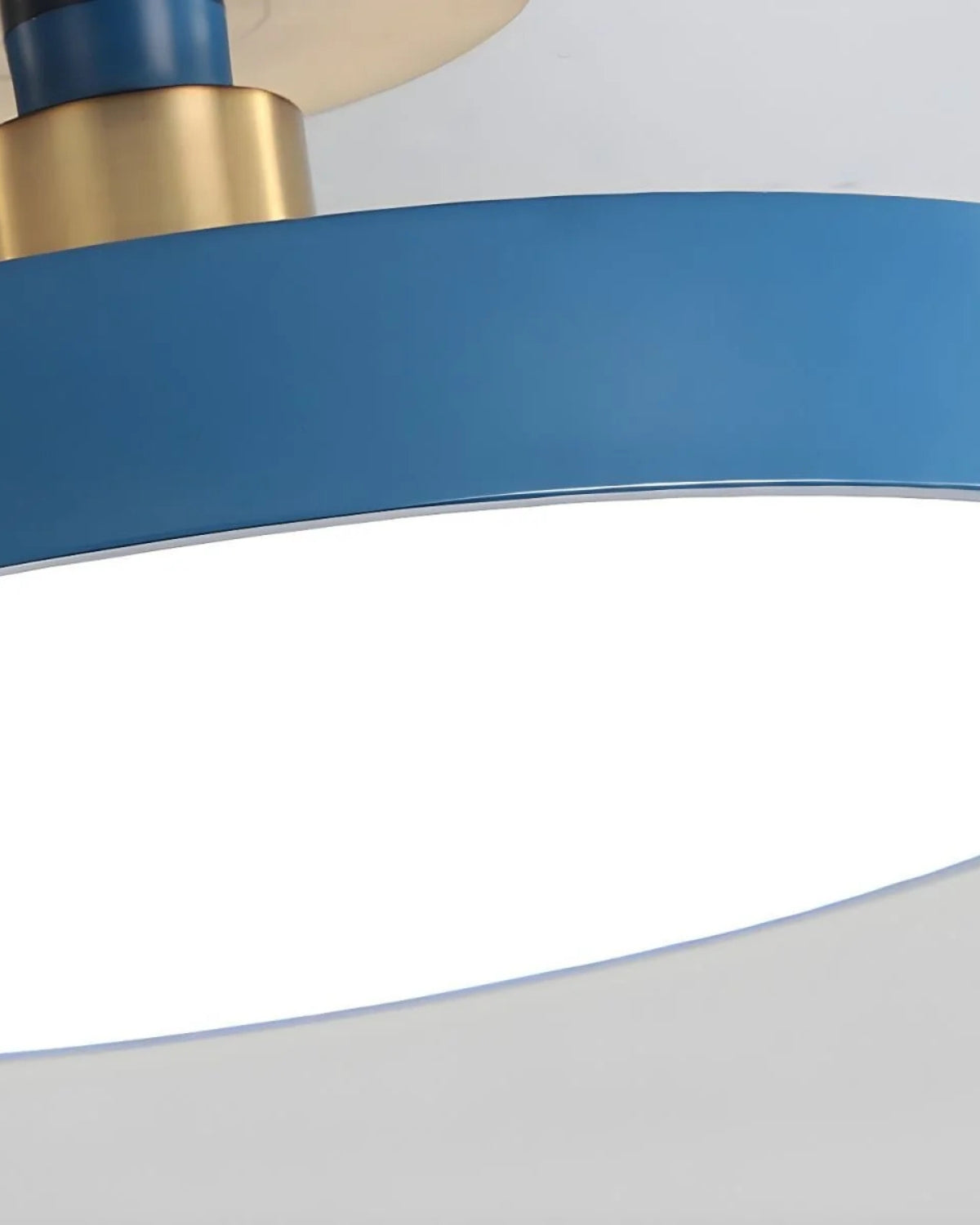 Moderne runde Deckenleuchte mit Gold-Detail und Acryl-Diffusor – minimalistische Semi Flush Design-Beleuchtung für Wohnzimmer und Schlafzimmer | Restfield