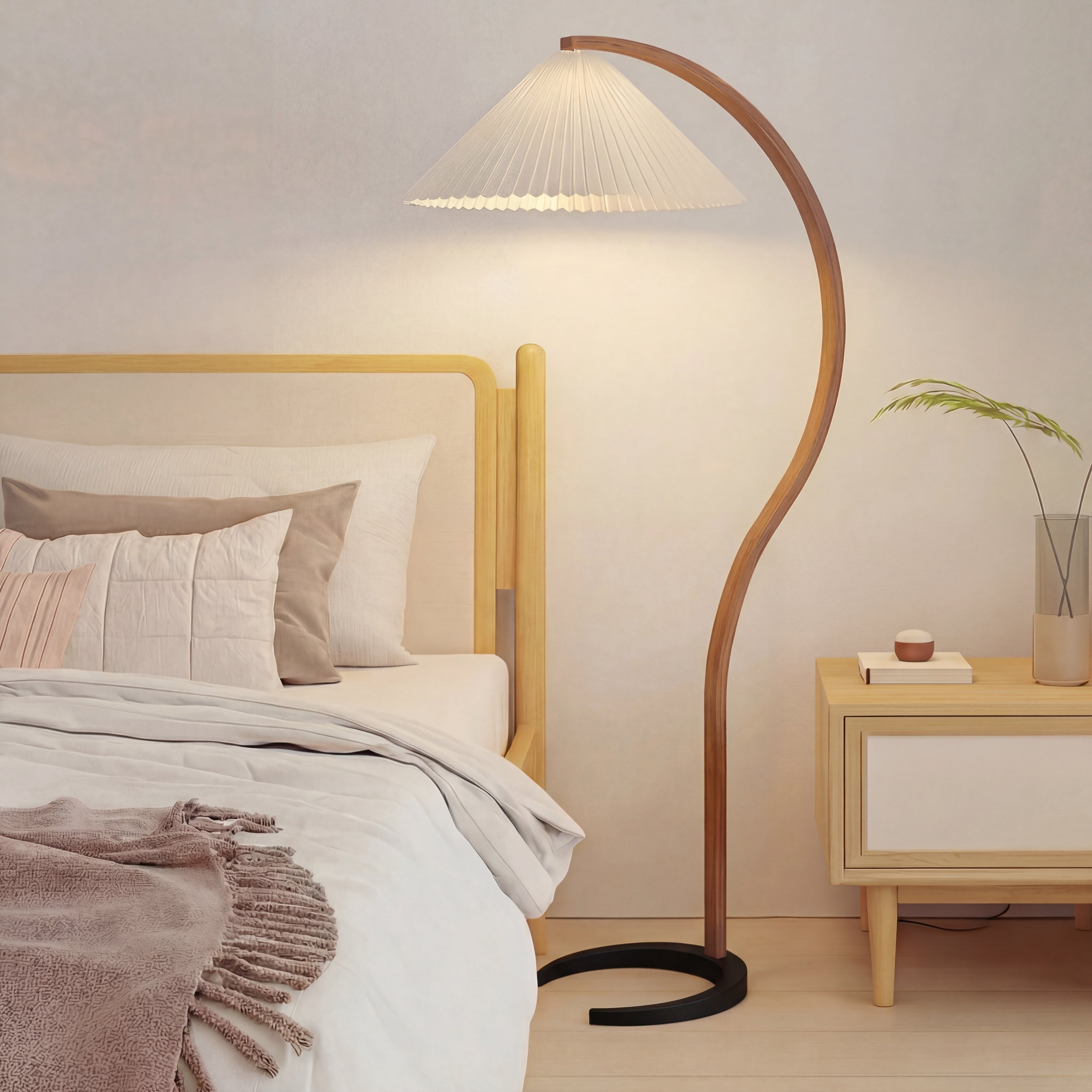 Lampadaire en hêtre courbé avec abat-jour en lin, lumière blanc chaud, pour coin lecture et salon, design scandinave sculptural | Sansoti