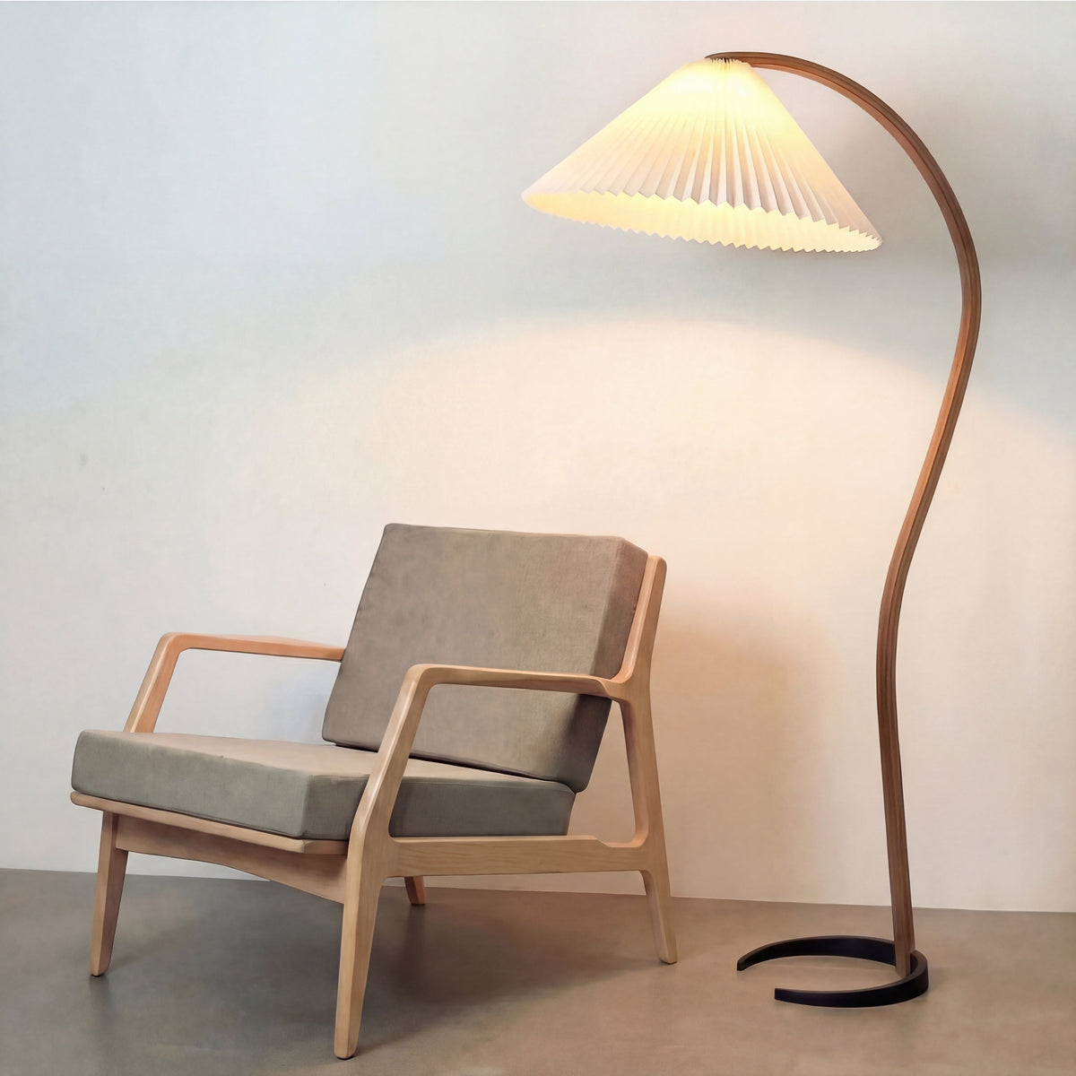 Lampadaire en hêtre courbé avec abat-jour en lin, lumière blanc chaud, pour coin lecture et salon, design scandinave sculptural | Sansoti