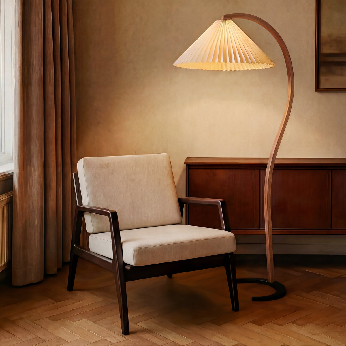Lampadaire en hêtre courbé avec abat-jour en lin, lumière blanc chaud, pour coin lecture et salon, design scandinave sculptural | Sansoti