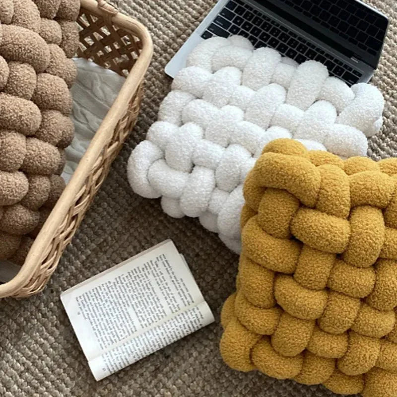Coussin décoratif noué en coton pelucheux doux | Coussin d’assise décoratif au design scandinave pour le salon et la chambre | Sansoti