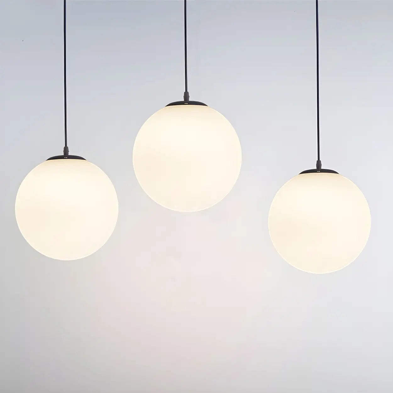Moderne weiße Glaskugel-Pendelleuchte mit runder Form in verschiedenen Größen für Esszimmer und Wohnzimmer | Restfield