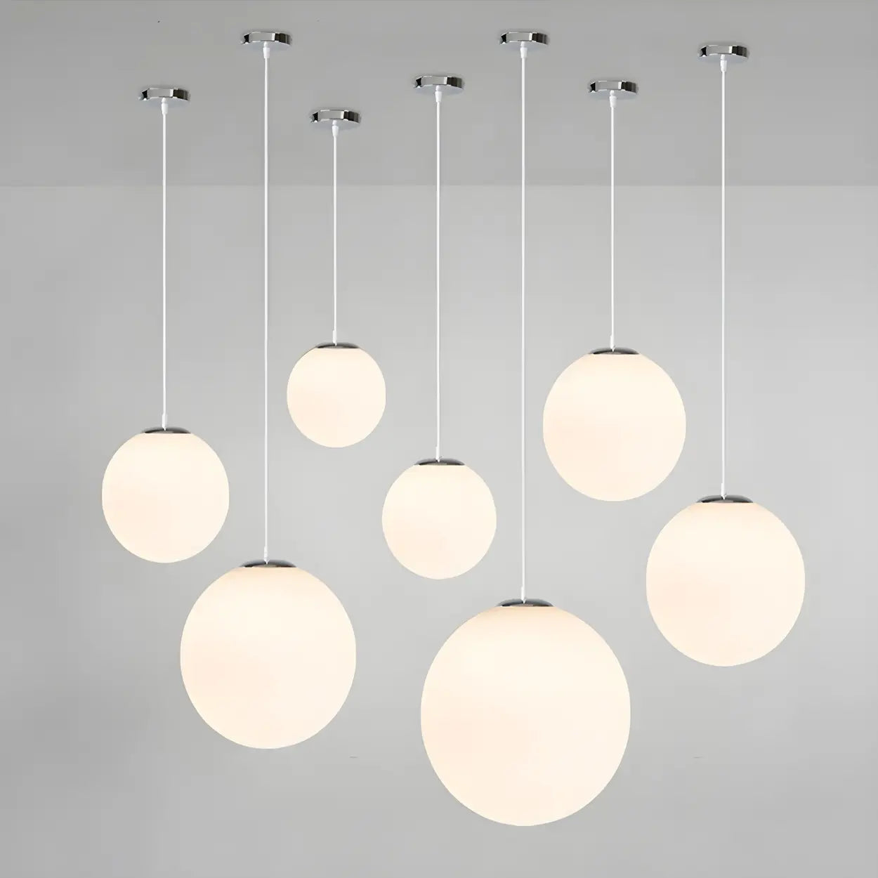 Moderne weiße Glaskugel-Pendelleuchte mit runder Form in verschiedenen Größen für Esszimmer und Wohnzimmer | Restfield