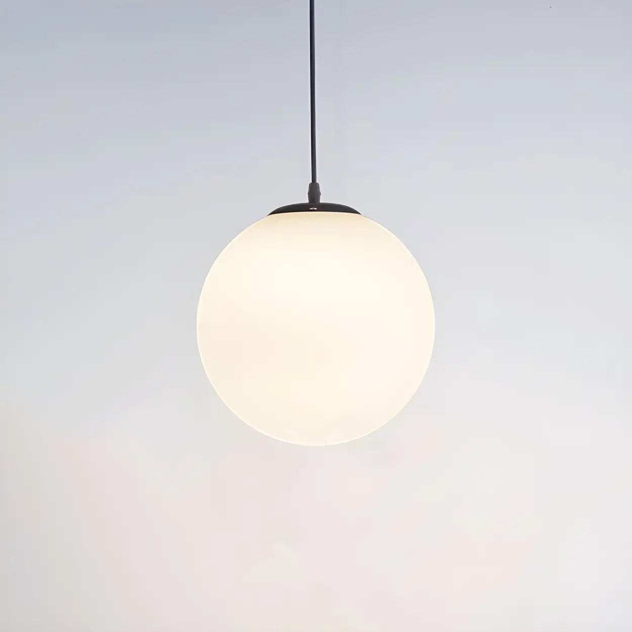 Moderne weiße Glaskugel-Pendelleuchte mit runder Form in verschiedenen Größen für Esszimmer und Wohnzimmer | Restfield