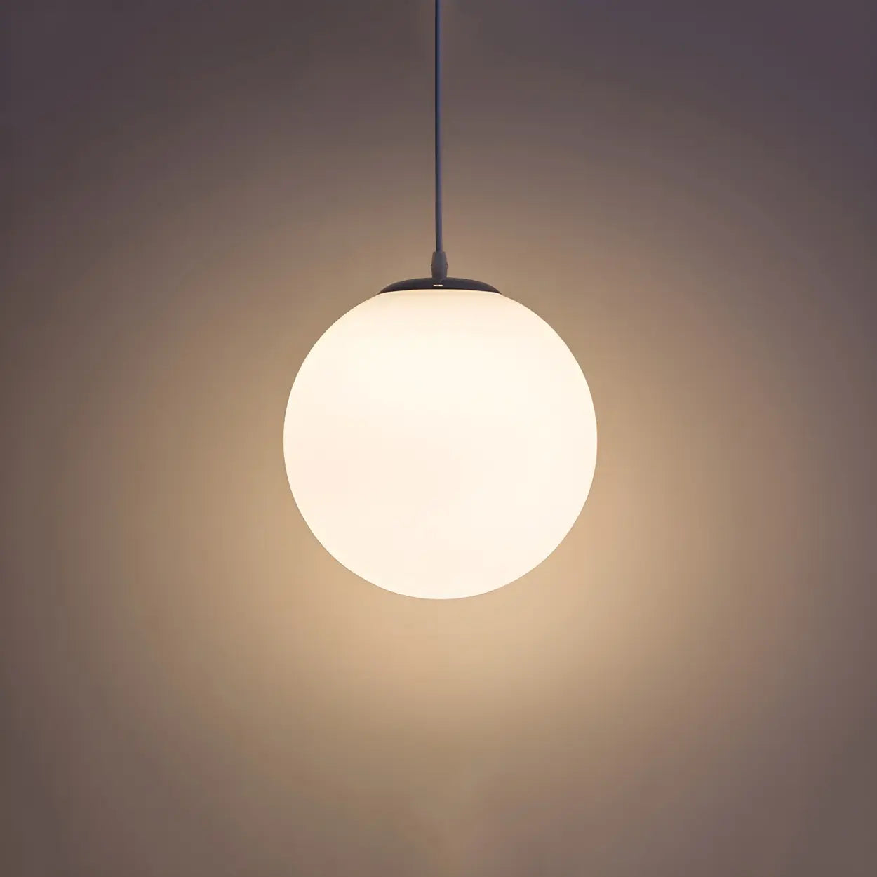 Moderne weiße Glaskugel-Pendelleuchte mit runder Form in verschiedenen Größen für Esszimmer und Wohnzimmer | Restfield