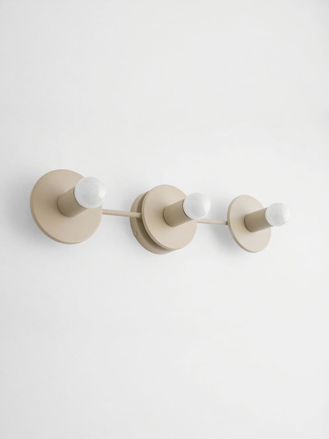 Minimalistische Badkamerlamp met Drie Lichtpunten - Verkrijgbaar in Meerdere Kleuren | Sansoti