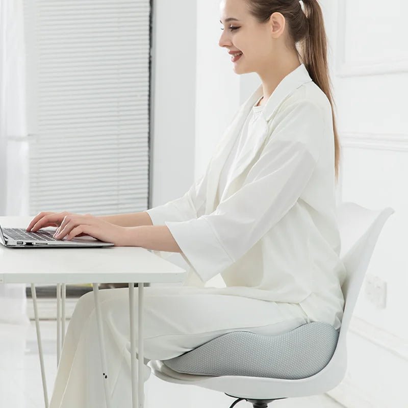 Coussin d’assise ergonomique en mousse à mémoire de forme avec sangles réglables pour le bureau, la voiture, le gaming et la maison - confort optimal | Sansoti