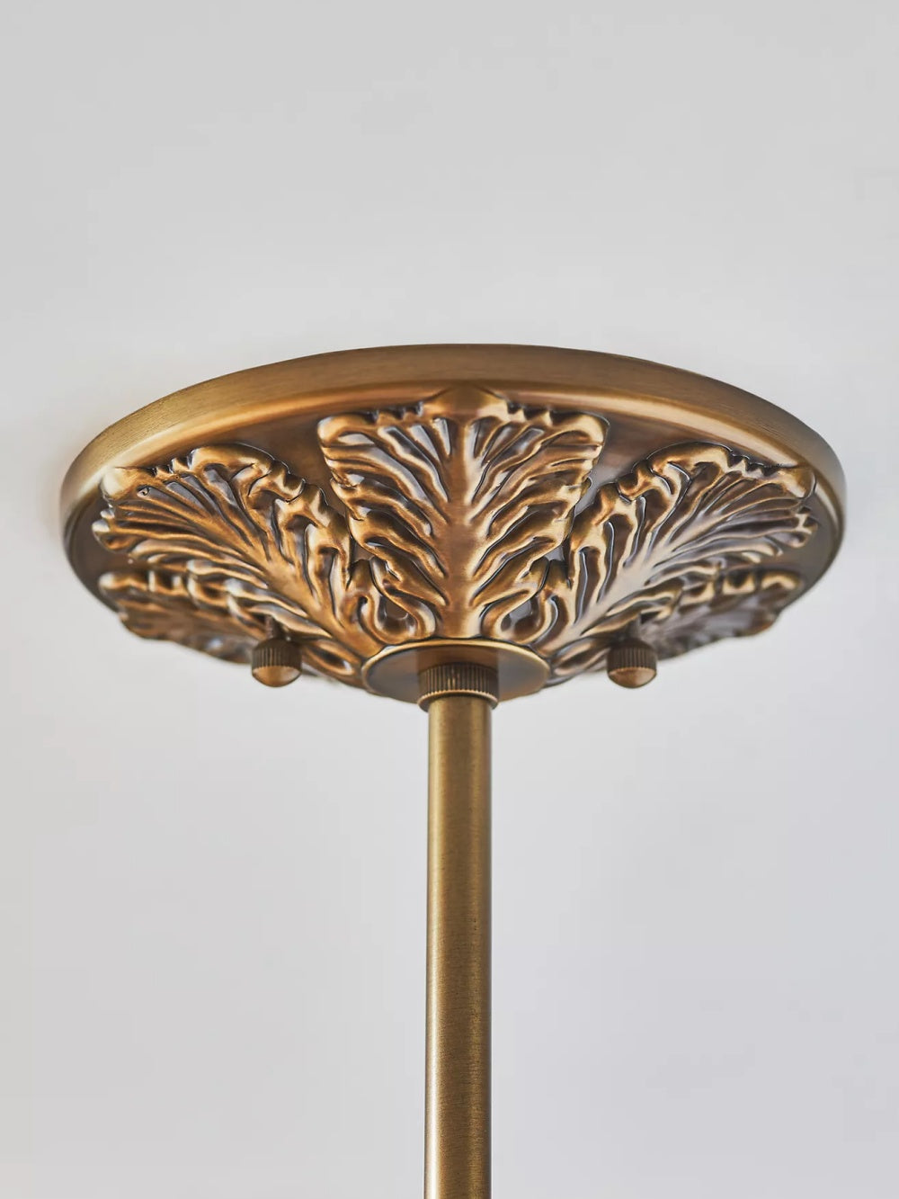 Vintage Kroonluchter met Crèmekleurige Glazen Kappen – Hanglamp in Retro-Stijl voor Eetkamer & Woonkamer | Sansoti