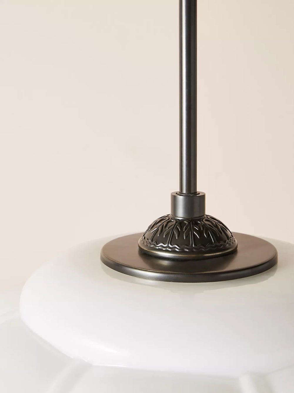Vintage Kroonluchter met Crèmekleurige Glazen Kappen – Hanglamp in Retro-Stijl voor Eetkamer & Woonkamer | Sansoti