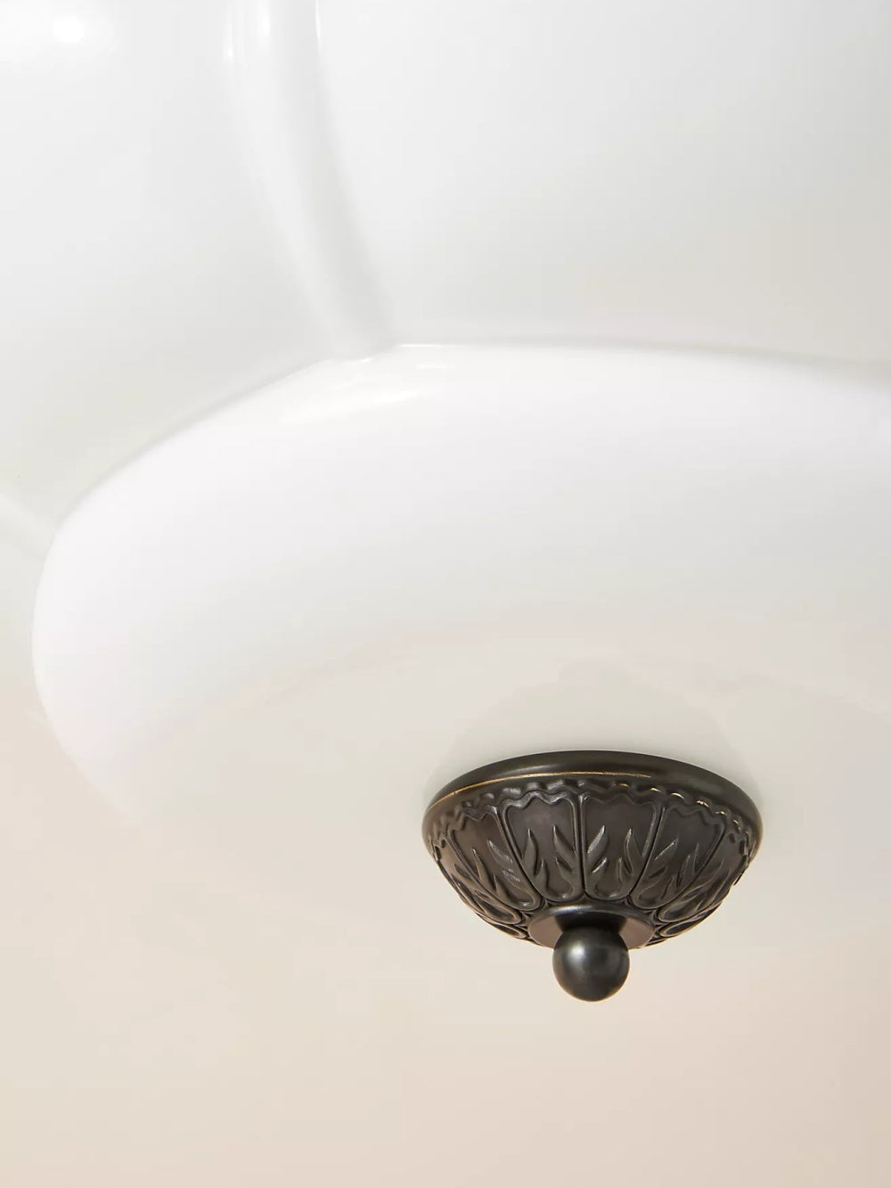 Vintage Kroonluchter met Crèmekleurige Glazen Kappen – Hanglamp in Retro-Stijl voor Eetkamer & Woonkamer | Sansoti