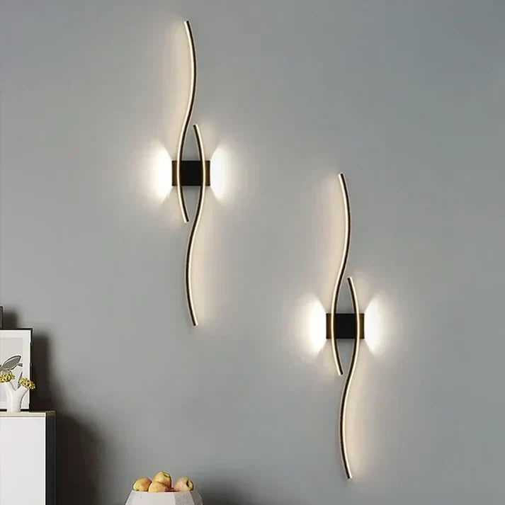 Applique murale ondulée LED blanc chaud 60cm métal design moderne économe en énergie et chaleureuse pour le salon, la chambre ou le couloir | Sansoti