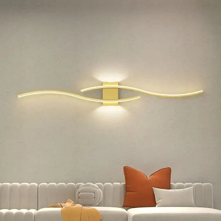 Applique murale ondulée LED blanc chaud 60cm métal design moderne économe en énergie et chaleureuse pour le salon, la chambre ou le couloir | Sansoti
