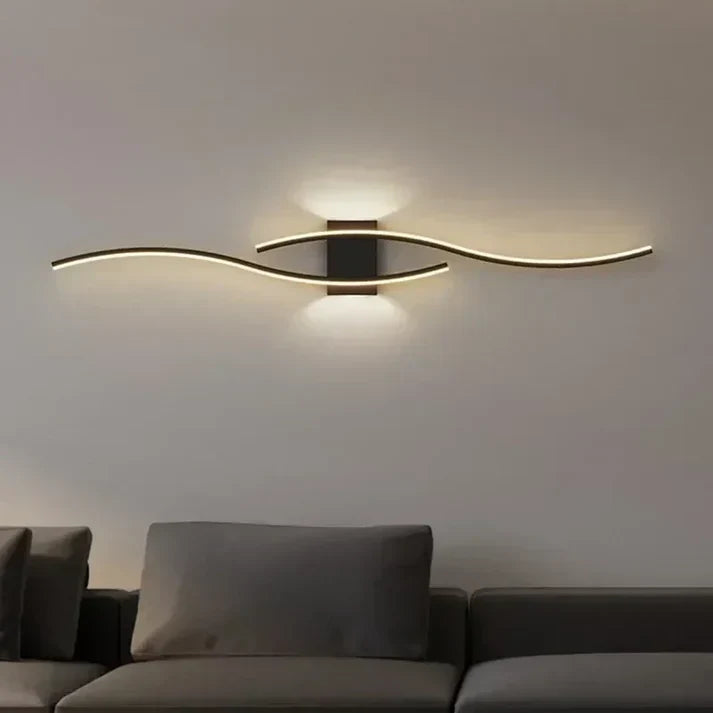 Applique murale ondulée LED blanc chaud 60cm métal design moderne économe en énergie et chaleureuse pour le salon, la chambre ou le couloir | Sansoti