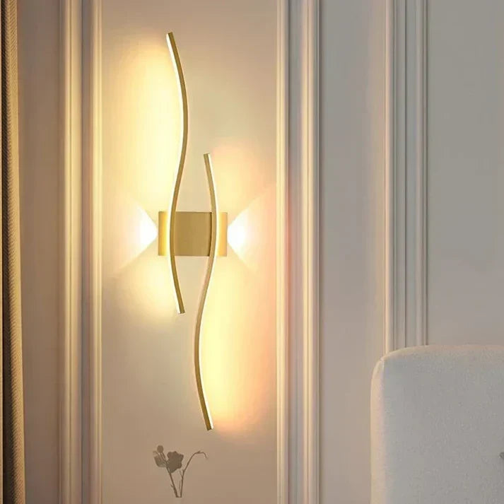 Applique murale ondulée LED blanc chaud 60cm métal design moderne économe en énergie et chaleureuse pour le salon, la chambre ou le couloir | Sansoti