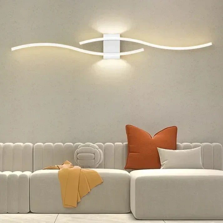 Applique murale ondulée LED blanc chaud 60cm métal design moderne économe en énergie et chaleureuse pour le salon, la chambre ou le couloir | Sansoti