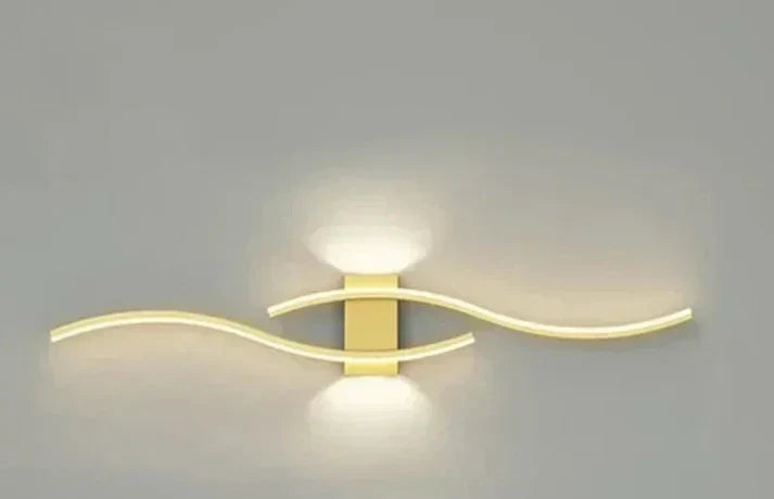 Applique murale ondulée LED blanc chaud 60cm métal design moderne économe en énergie et chaleureuse pour le salon, la chambre ou le couloir | Sansoti