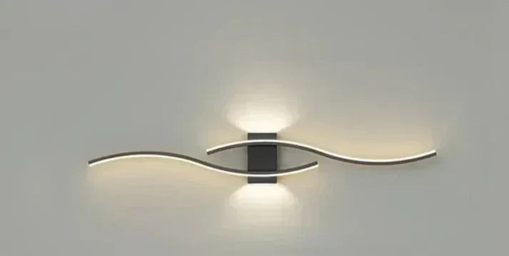 Applique murale ondulée LED blanc chaud 60cm métal design moderne économe en énergie et chaleureuse pour le salon, la chambre ou le couloir | Sansoti