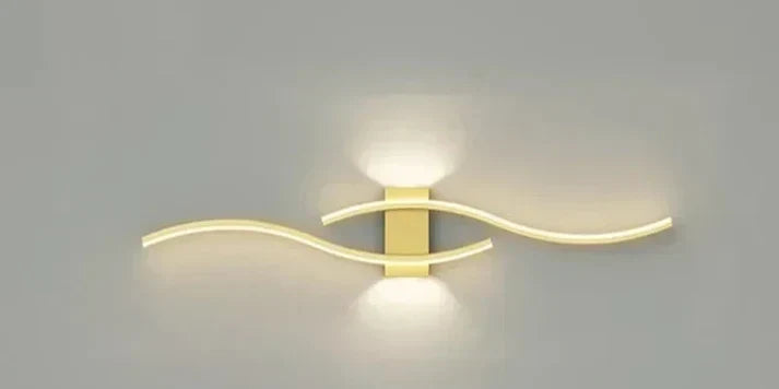 Applique murale ondulée LED blanc chaud 60cm métal design moderne économe en énergie et chaleureuse pour le salon, la chambre ou le couloir | Sansoti