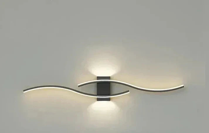 Applique murale ondulée LED blanc chaud 60cm métal design moderne économe en énergie et chaleureuse pour le salon, la chambre ou le couloir | Sansoti