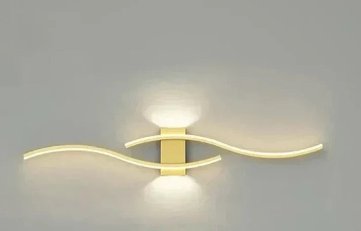 Applique murale ondulée LED blanc chaud 60cm métal design moderne économe en énergie et chaleureuse pour le salon, la chambre ou le couloir | Sansoti