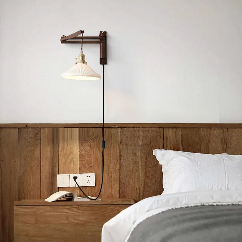 Verstelbare Houten Wandlamp met Keramieke Kap – Landelijke Stijl met Knopschakelaar | Sansoti