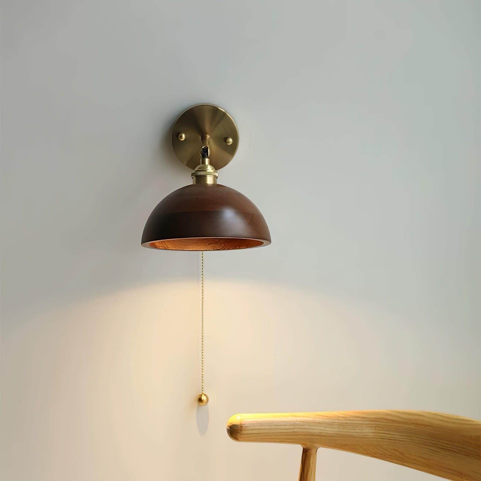 Vintage Wandlamp met Walnoothouten Kap en Messing Armatuur – Dubbele Schakelaar Design | Sansoti
