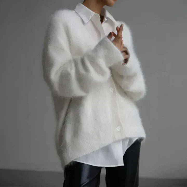 Oversized flauschige Strickjacke mit V-Ausschnitt und Knopfleiste - Weiche Strickjacke für Damen - Bequem | Sansoti