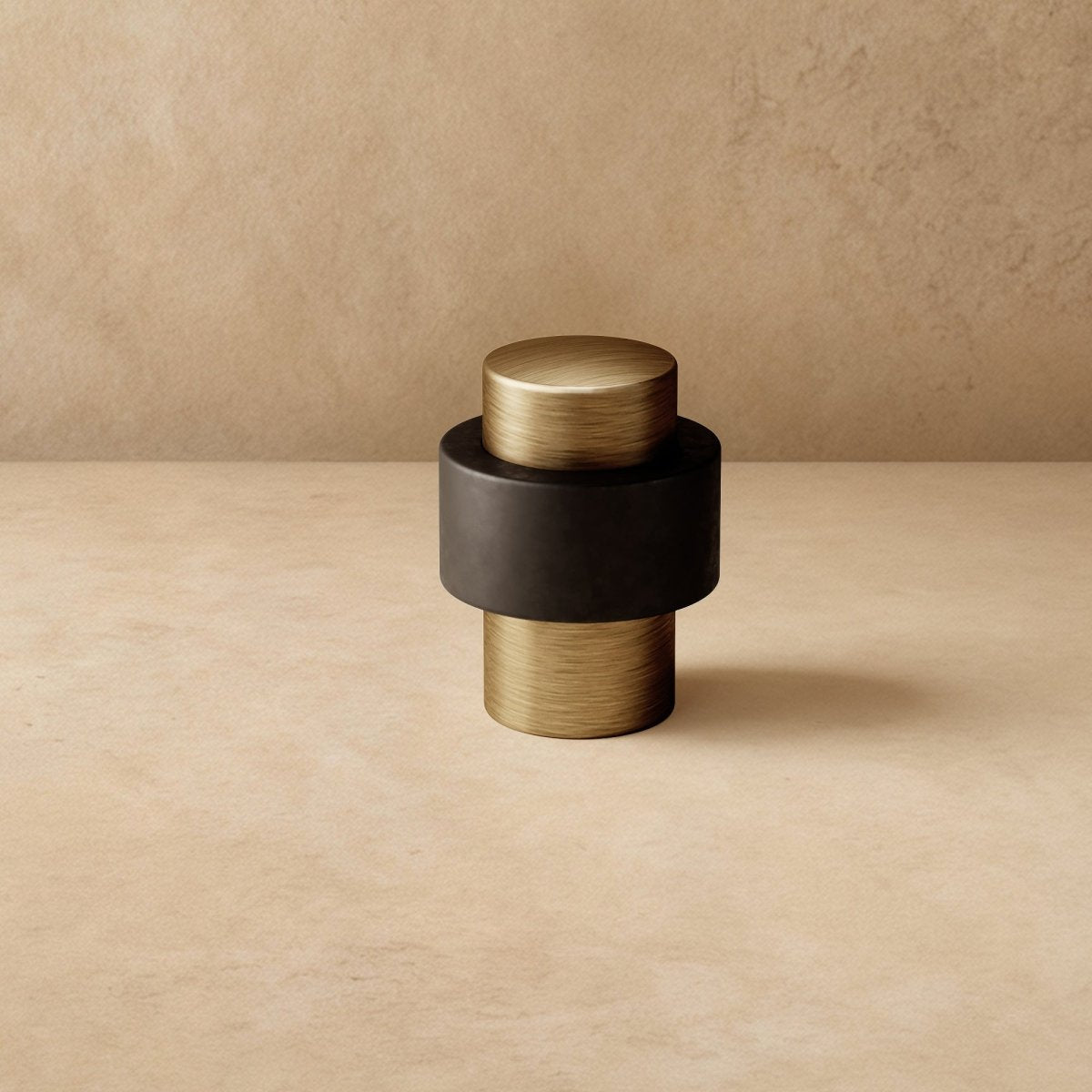 Minimalistische Deurstop Met Rubber Afwerking En Messing Detail | Sansoti