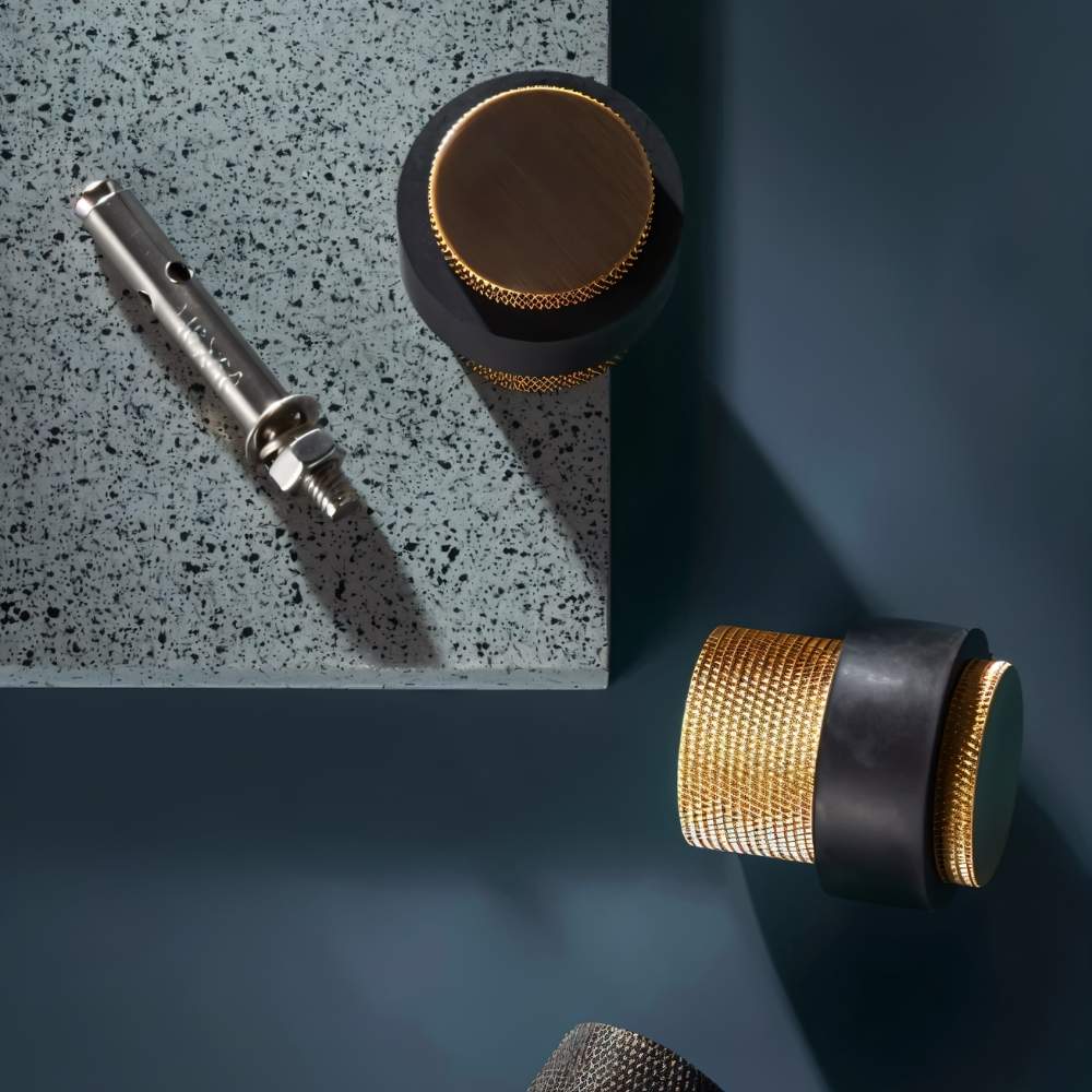 Minimalistische Deurstop Met Rubber Afwerking En Messing Detail | Sansoti