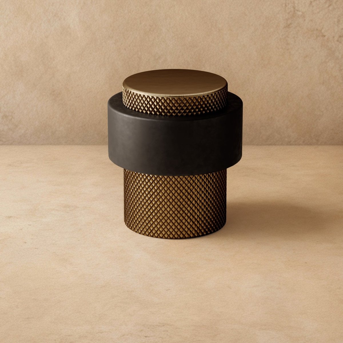 Minimalistische Deurstop Met Rubber Afwerking En Messing Detail | Sansoti