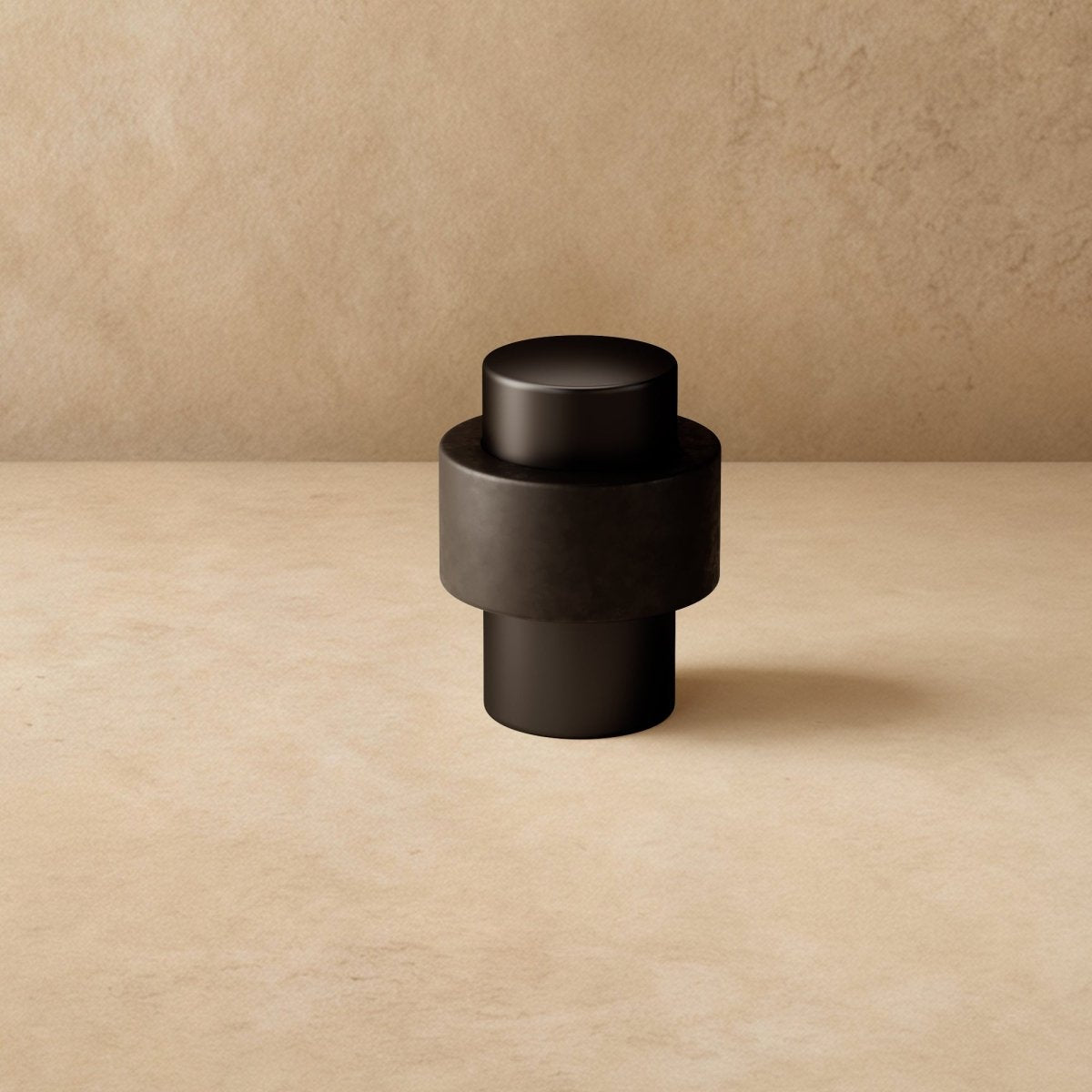 Minimalistische Deurstop Met Rubber Afwerking En Messing Detail | Sansoti