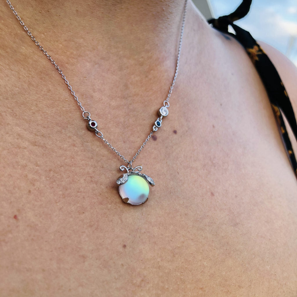 Gloeiende Maansteen Ketting met Vuurvlieg Motief Verzilverd Hanger | Sansoti