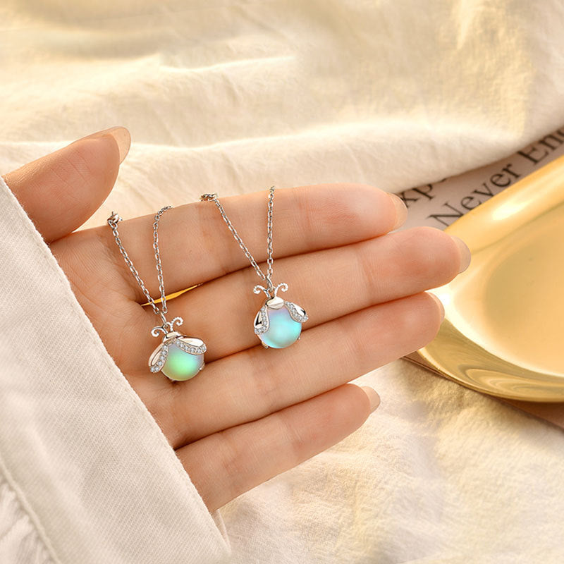Gloeiende Maansteen Ketting met Vuurvlieg Motief Verzilverd Hanger | Sansoti