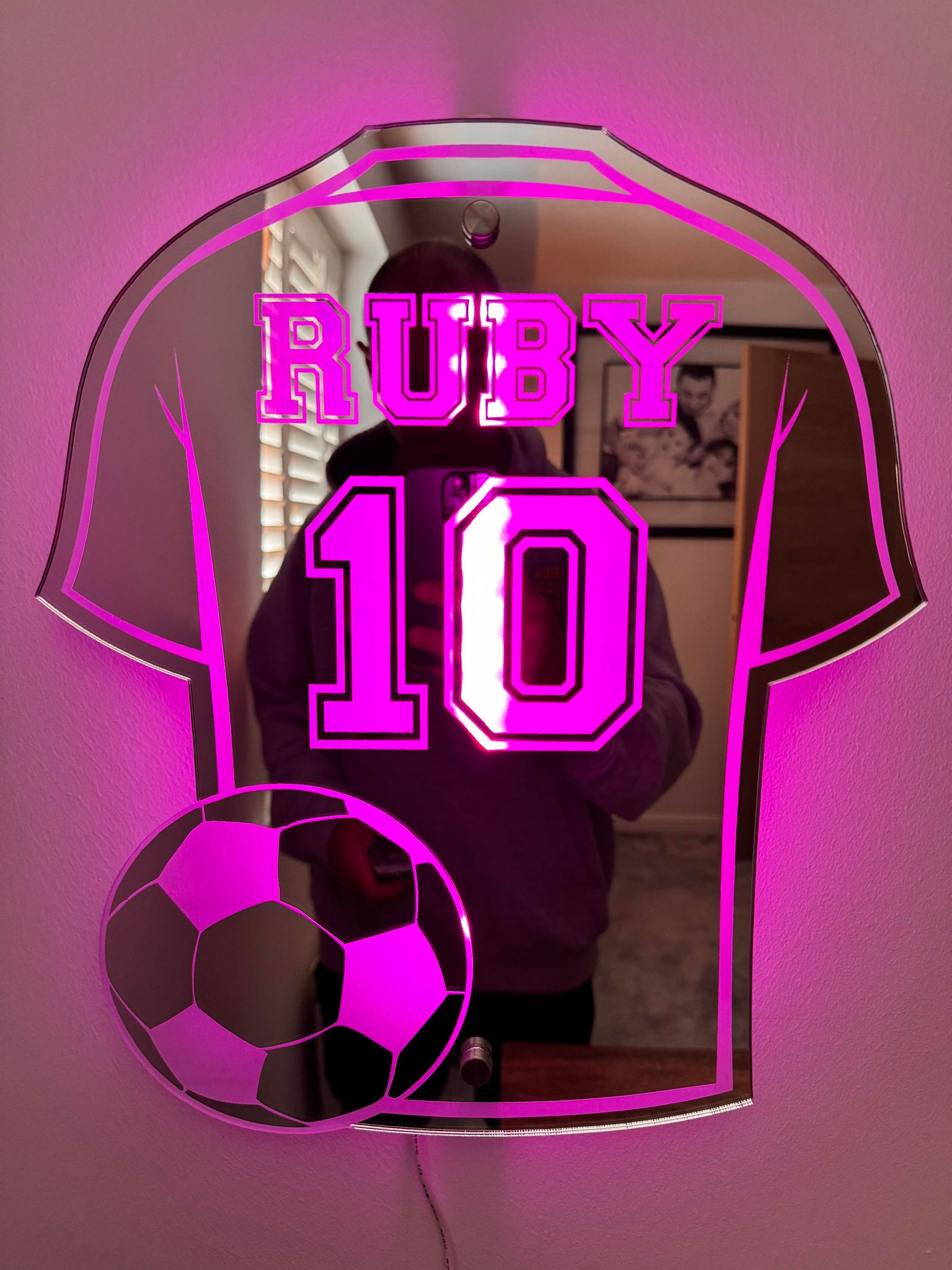 Voetbalshirt Spiegel met Personalisatie – Decoratieve Wandspiegel voor Kinderkamer – Gepersonaliseerd met Naam en Nummer | Sansoti