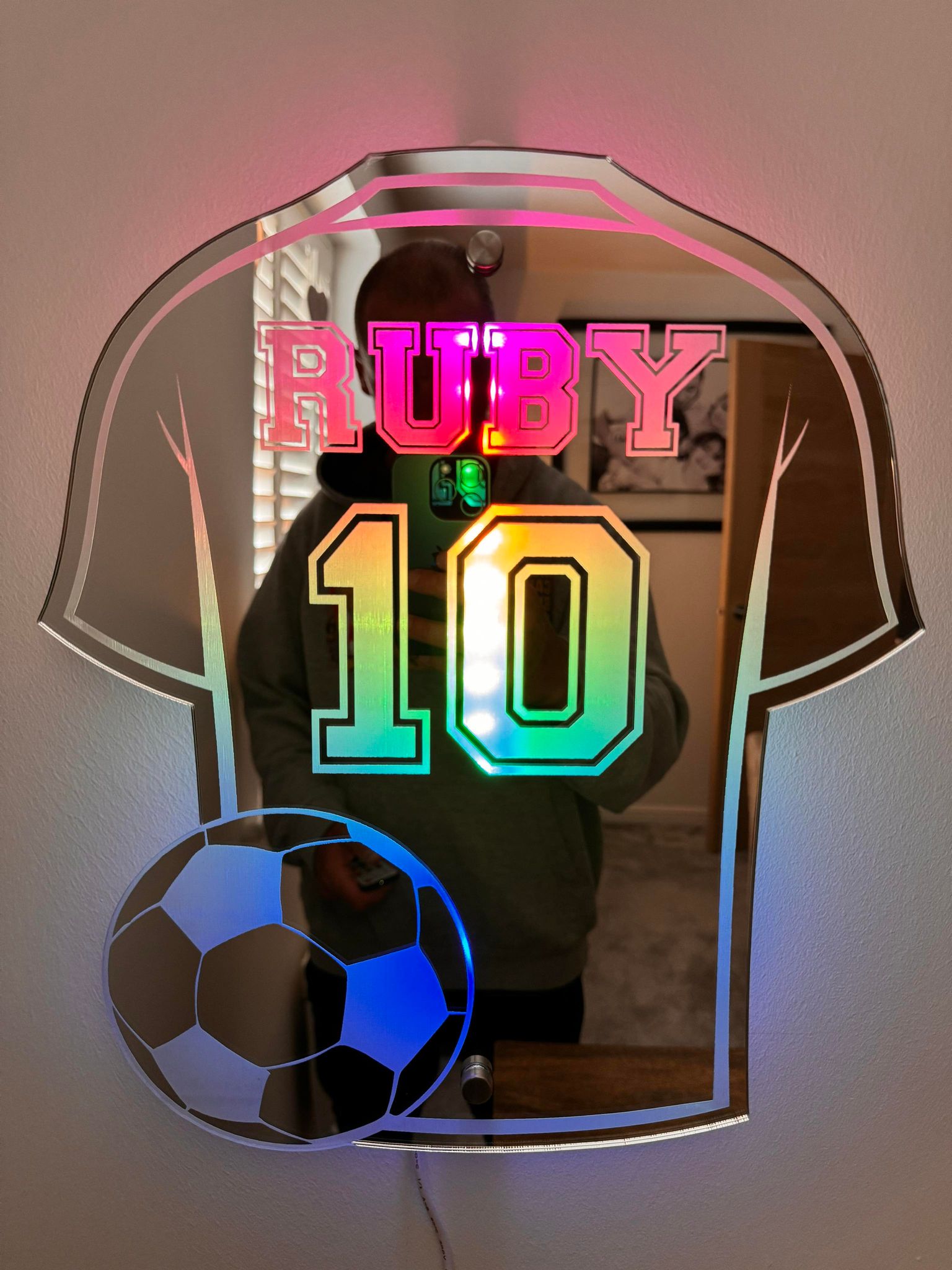 Voetbalshirt Spiegel met Personalisatie – Decoratieve Wandspiegel voor Kinderkamer – Gepersonaliseerd met Naam en Nummer | Sansoti